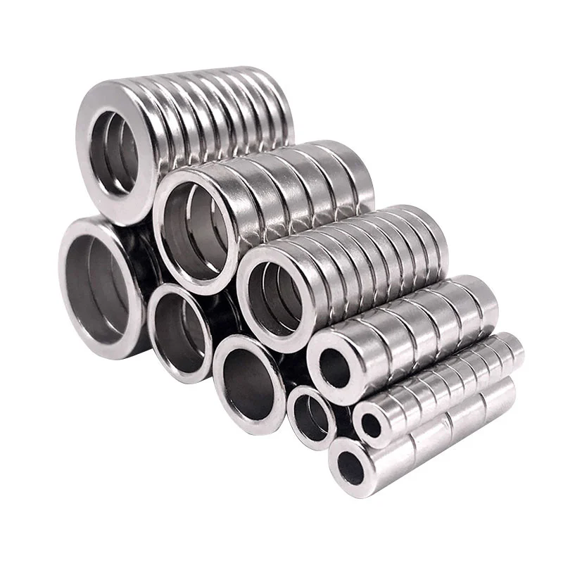Hoe verschilt een ringmagneet van een massieve magneet in toepassingen?